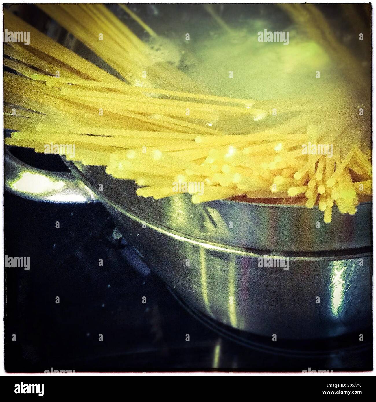 Glutenfreie Spaghetti Nudeln kochen Stockfoto