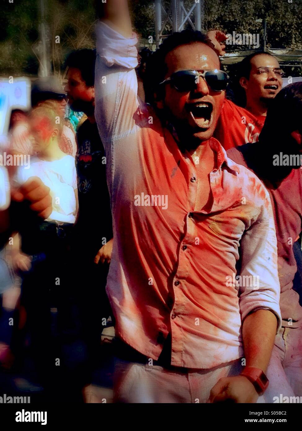 Menschen tanzen während Holi der indischen Festival der Farben Stockfoto