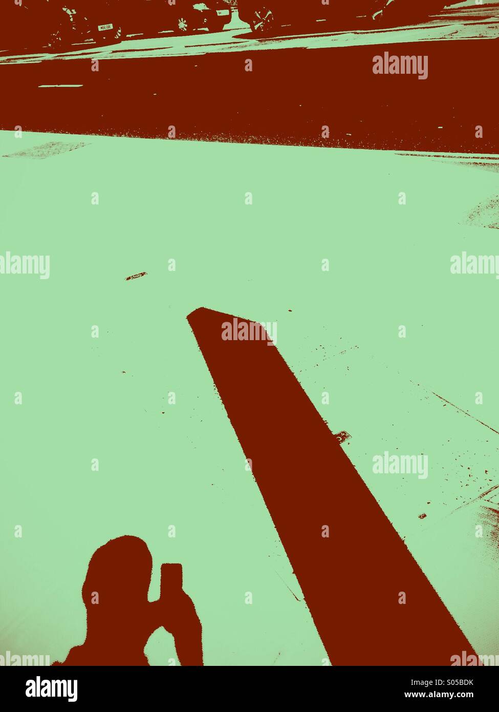 Selbstporträt-Schatten mit mobilen in städtischen Straße - Smartphone-aufgenommenes Stockfoto