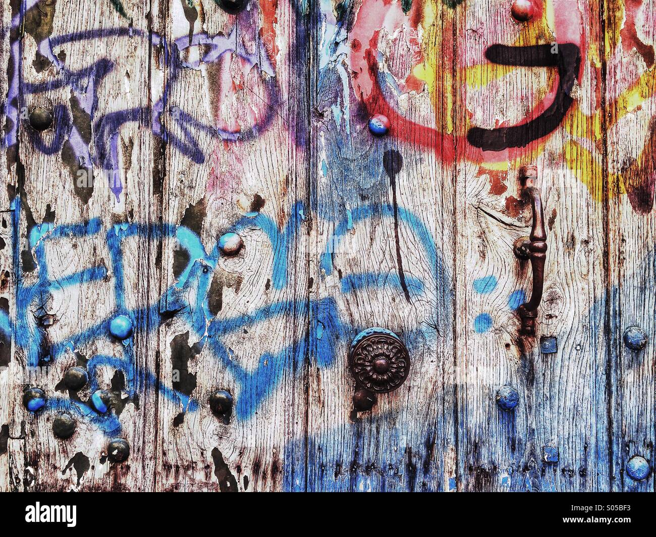 Eine Holztür wurde mit Graffiti bemalt Stockfoto