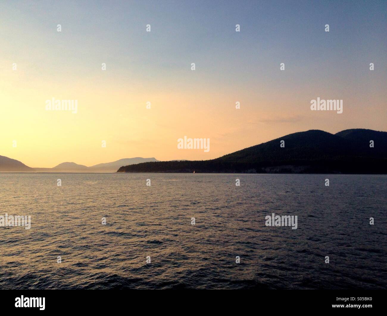 Einen wunderschönen Sonnenuntergang in den San Juan Inseln des Staates Washington. Stockfoto