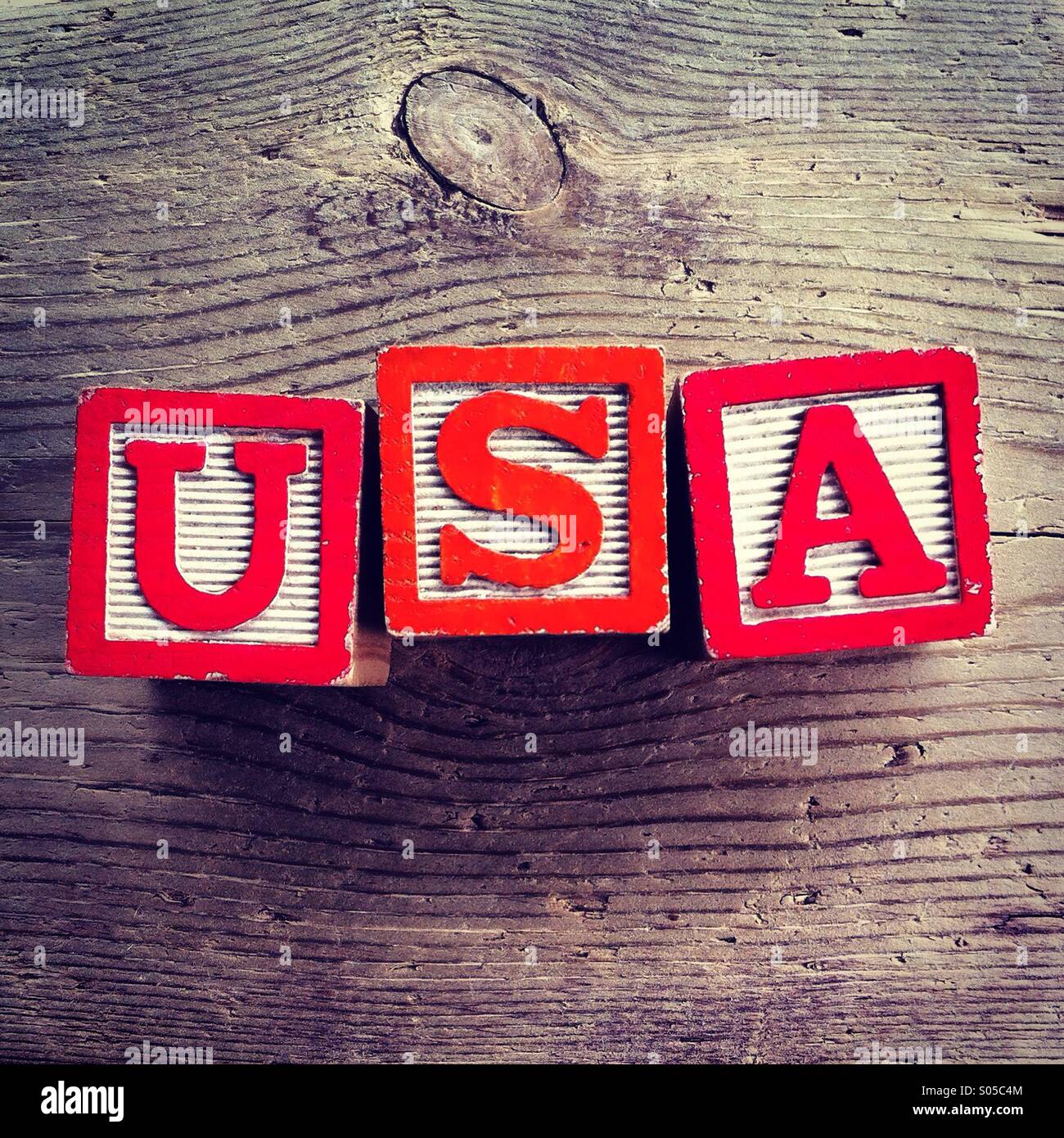 Es ist ein Foto von Holzpflaster Spielzeug mit Buchstaben, die das Akronym Wort USA bilden Stockfoto