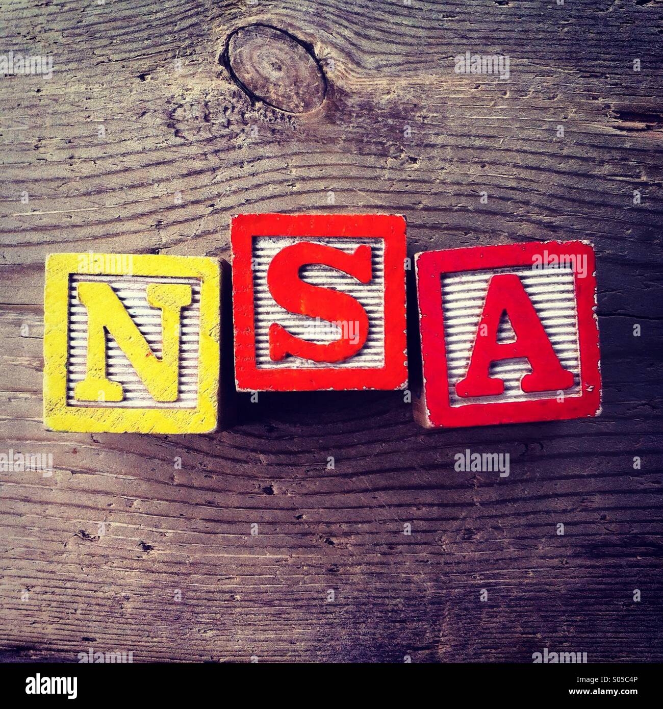 Es ist ein Foto von Holzpflaster Spielzeug mit Buchstaben, die das Akronym Wort NSA bilden Stockfoto