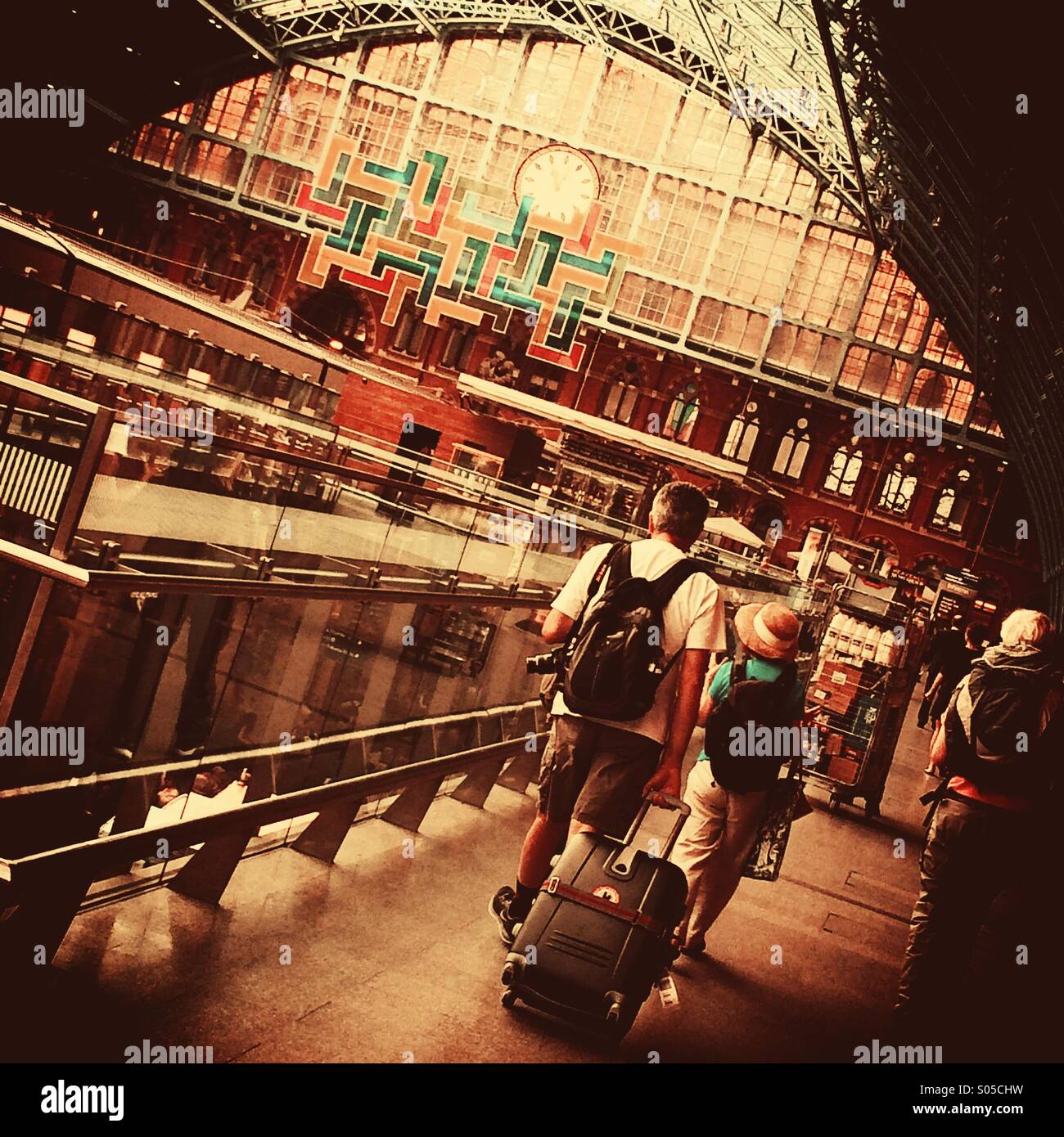 Reisende mit Gepäck am Bahnhof St. Pancras International station - Smartphone-aufgenommenes Stockfoto