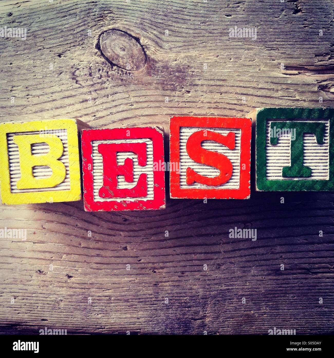 Es ist ein Foto von paar Holzblöcke Spielzeug mit Alphabet Buchstaben darauf kombiniert zusammen, um das Wort beste Stockfoto