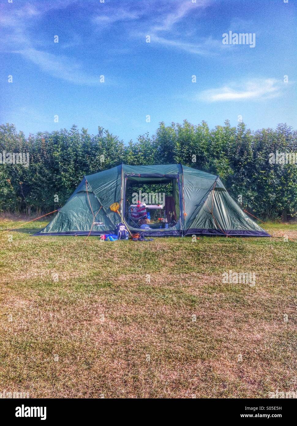 Grüne Familienzelt camping - Smartphone-aufgenommenes Stockfoto