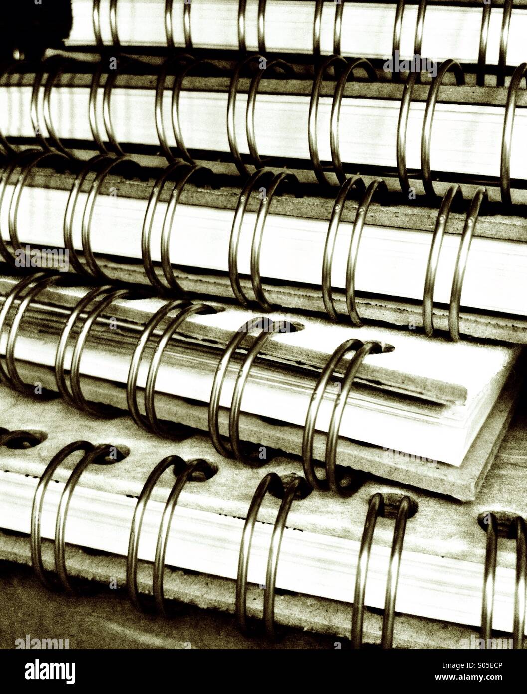 Haufen von Skizzenbücher - Smartphone-aufgenommenes Stockfoto