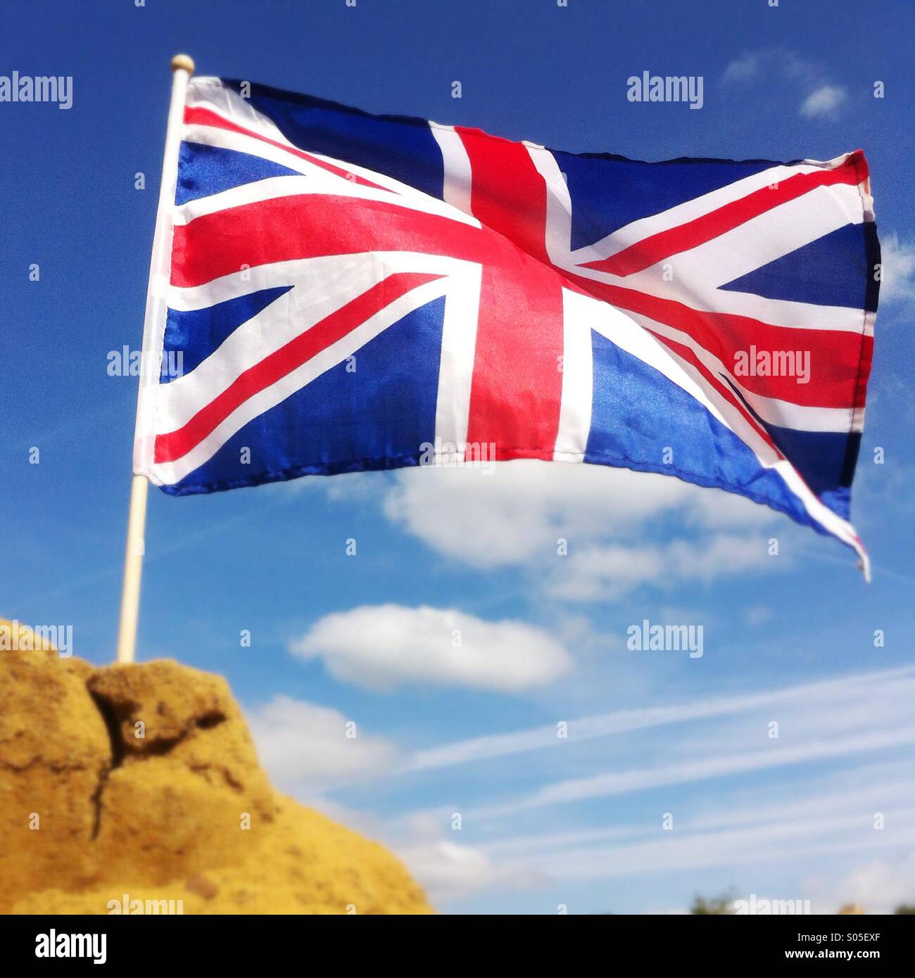 Union Jack-Flagge auf eine Sandburg Stockfoto