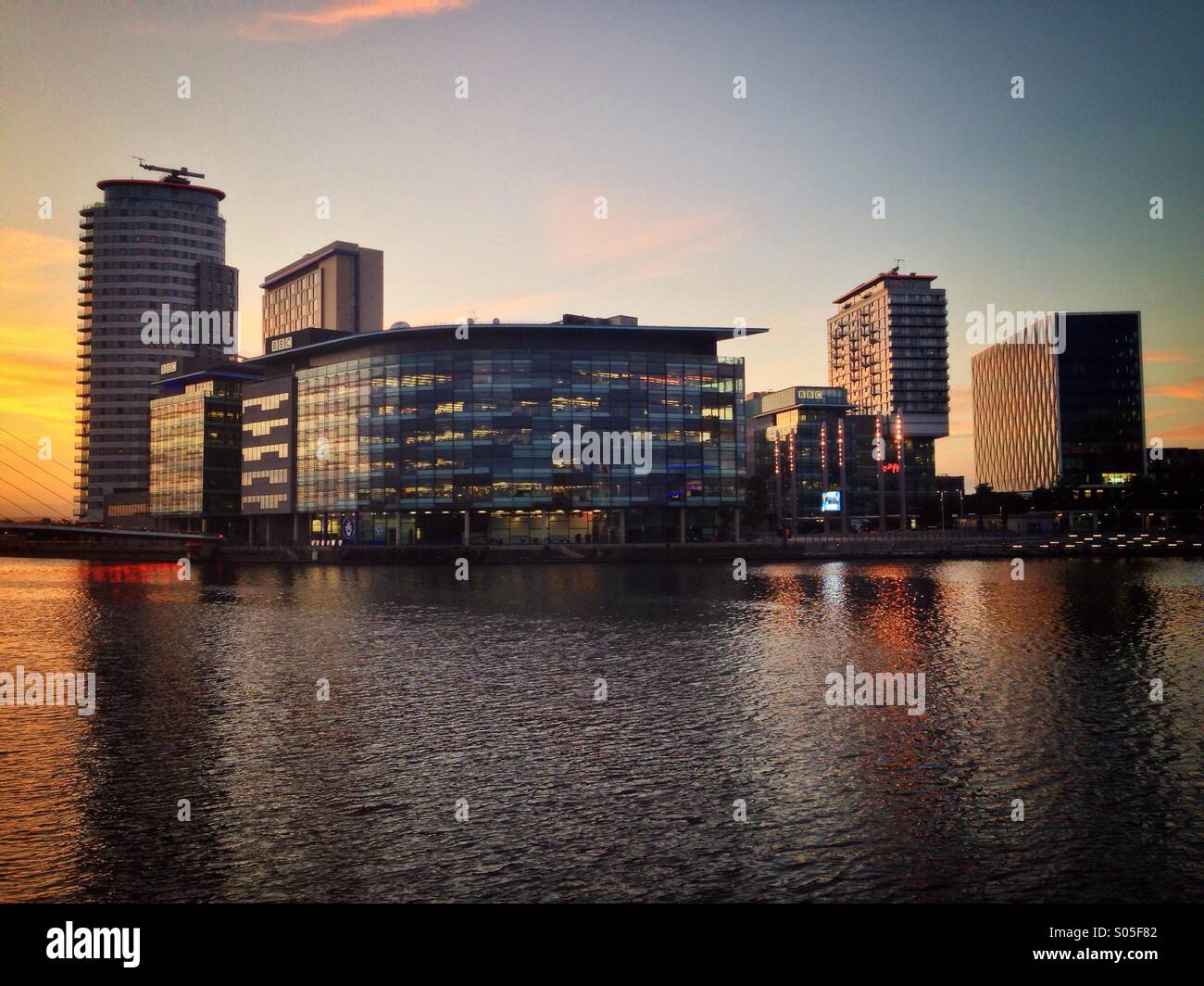 Die Skyline von Salford MediaCity bei Sonnenuntergang spiegelt sich über die Salford Quays Manchester England wider: Phillip Roberts - Smartphone-aufgenommenes Stockfoto