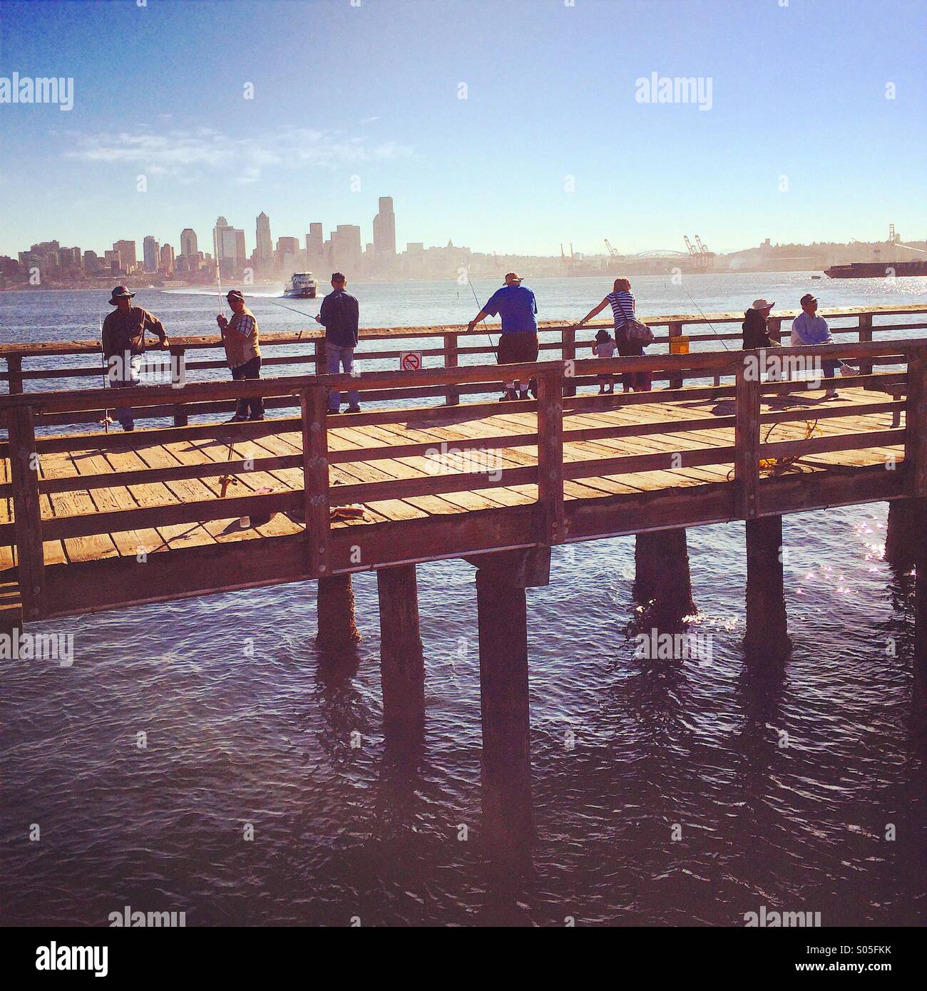 Seacrest Angelpier, Elliot Bay, Seattle, Washington, Angeln auf Lachs. Stockfoto