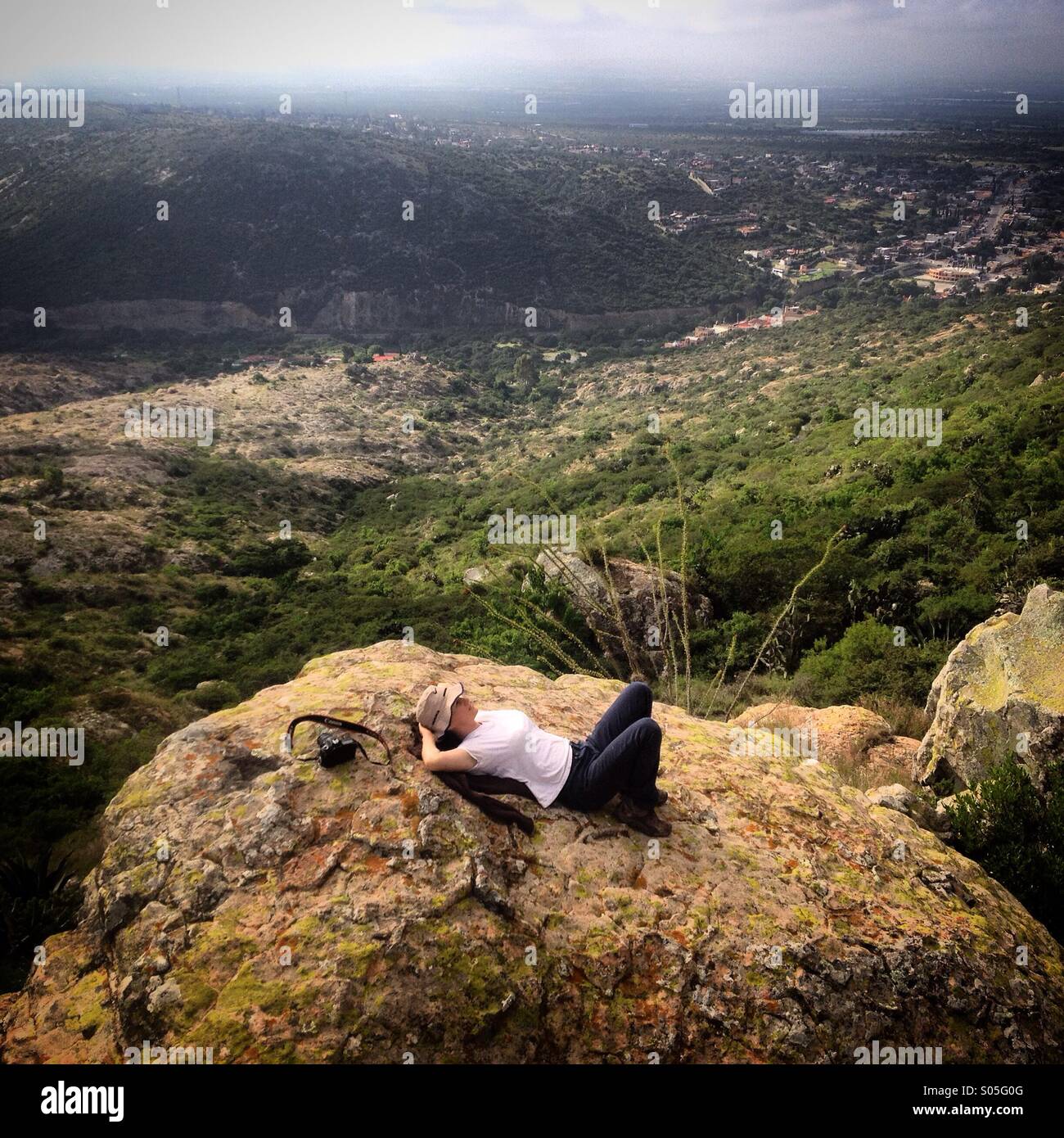 Ein Fotograf ruht auf einem Felsen in der Peña de Bernal, Staat Querétaro, Mexiko - Smartphone-aufgenommenes Stockfoto