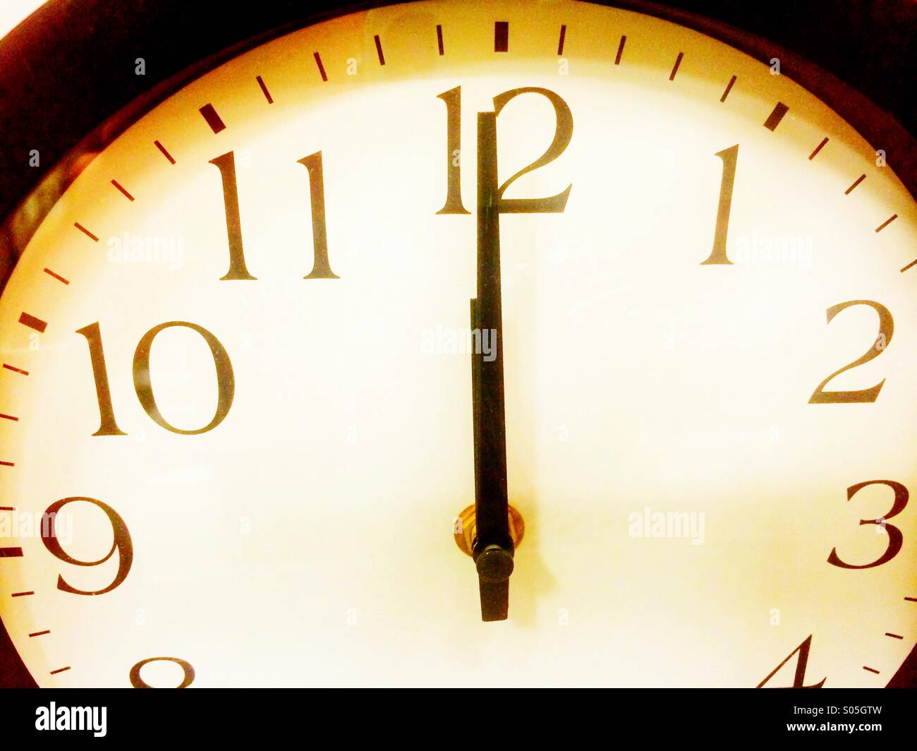 Wie Oft Am Tag überlappen Sich Die Zeiger Einer Uhr Mitternacht uhr -Fotos und -Bildmaterial in hoher Auflösung – Alamy
