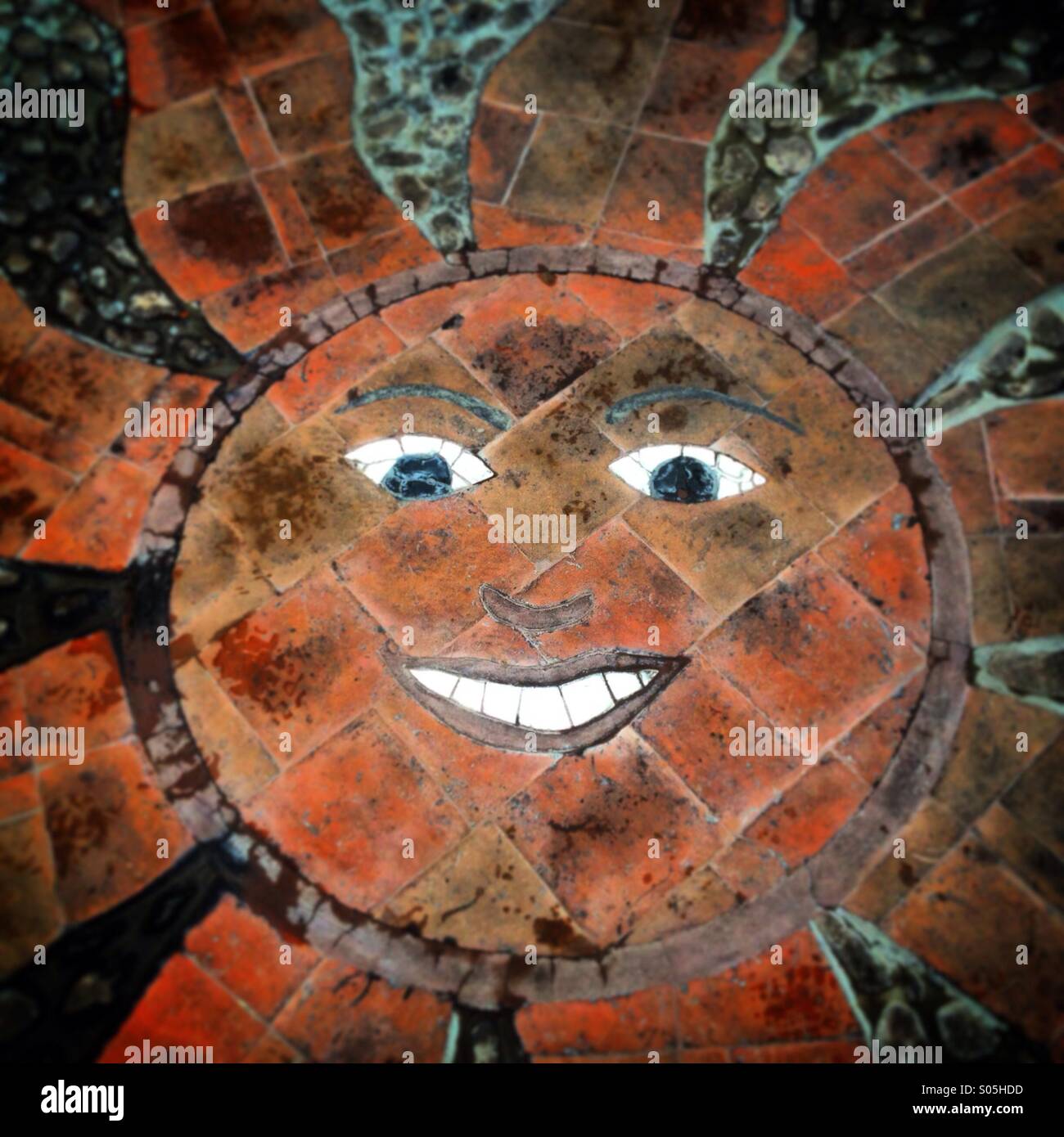 Eine rote Sonne Lächeln schmückt eine Terrasse in Bernal Ezequiel Montes, Queretaro, Mexiko Stockfoto