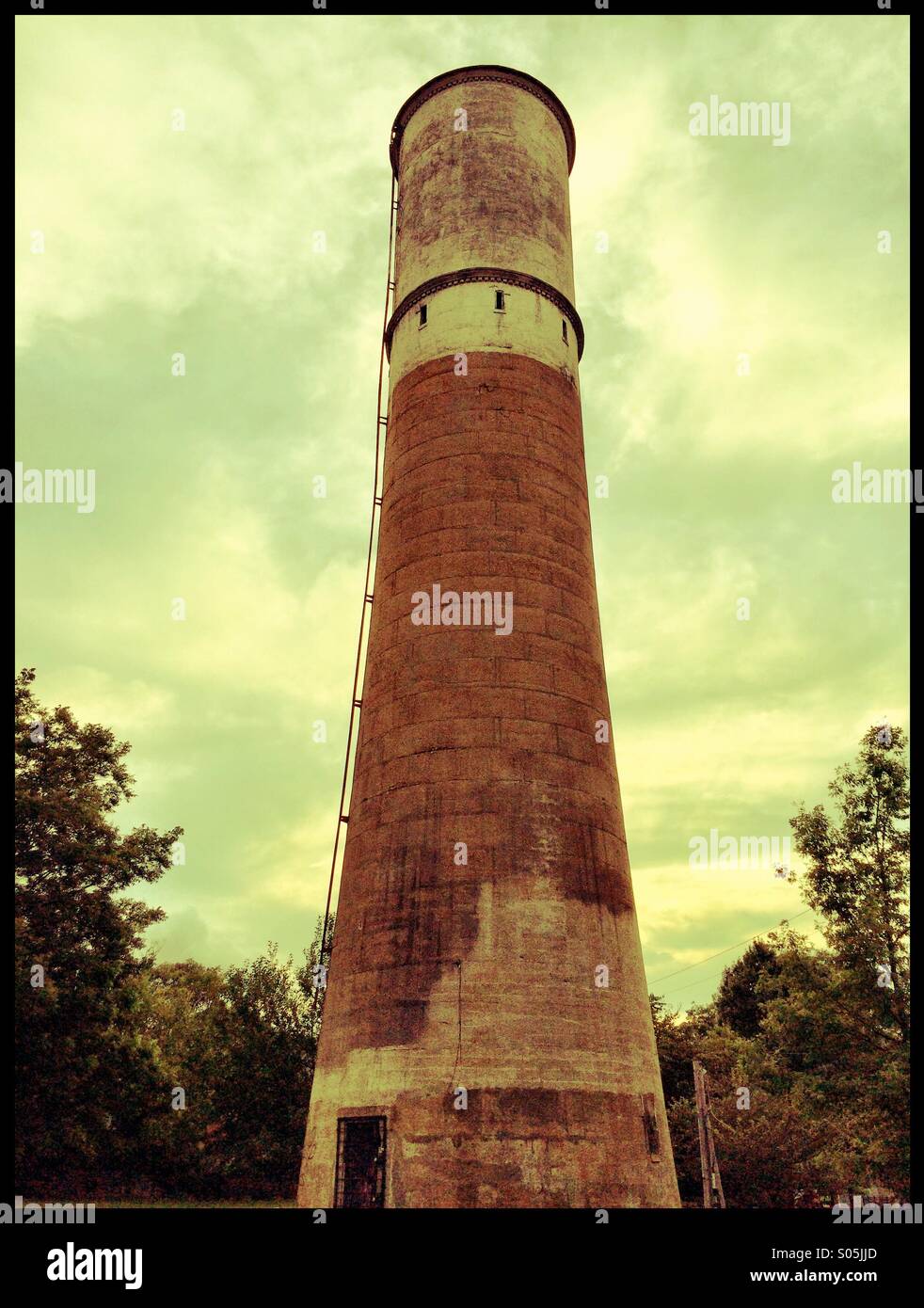 Niedrigen Winkel-Blick auf den alten Wasserturm, ein Wahrzeichen im alten vierten Bezirk, Atlanta, Georgia. - Smartphone-aufgenommenes Stockfoto