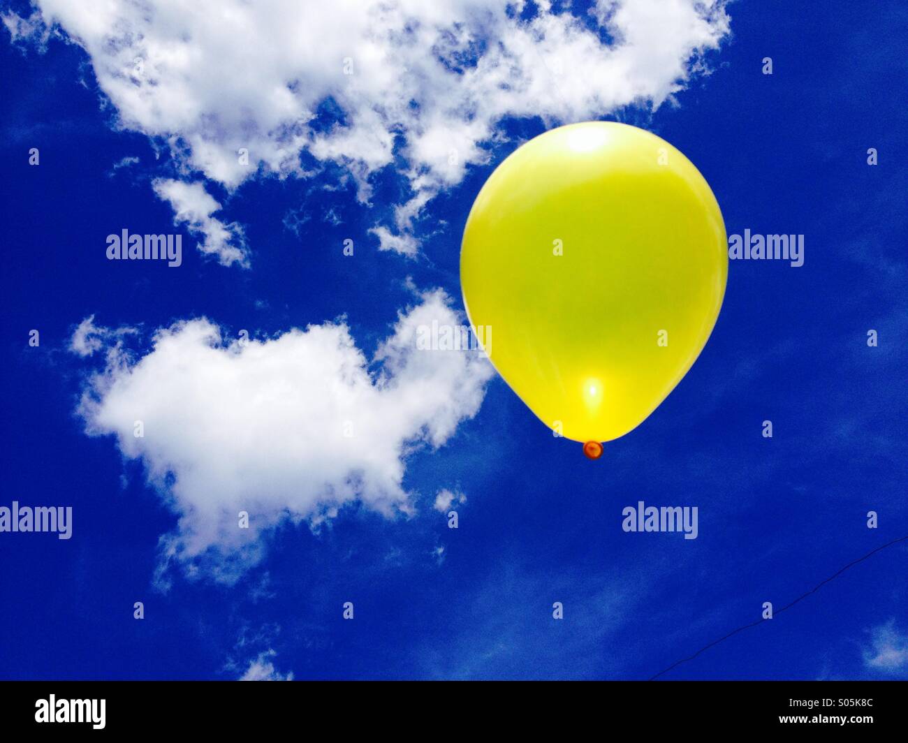 Gelber Ballon in den Himmel schweben Stockfoto