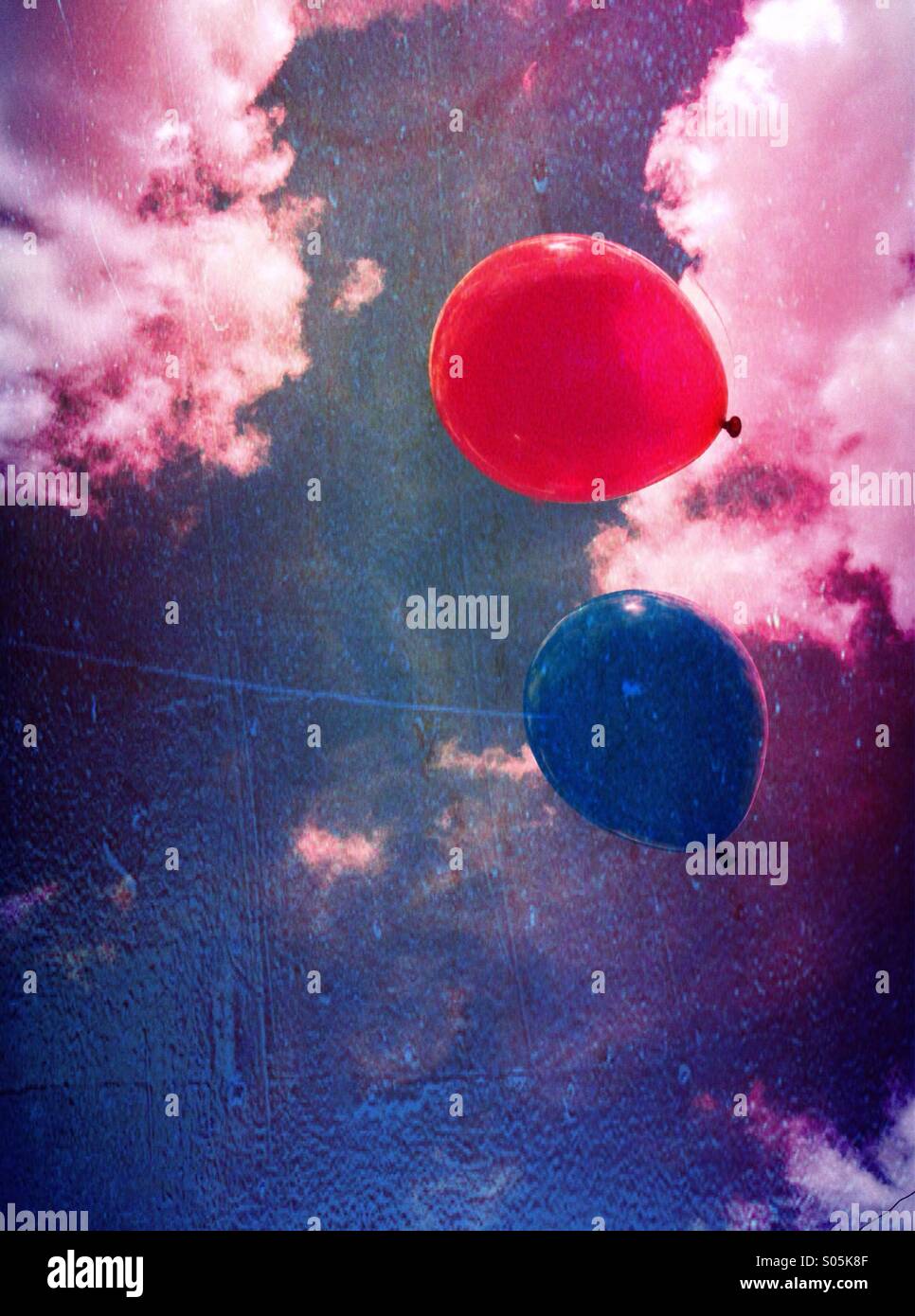 Rote und blaue Luftballons in den Himmel schweben - Smartphone-aufgenommenes Stockfoto Rote und blaue Luftballons in den Himmel schweben - Smartphone-aufgenommenes Stockfoto