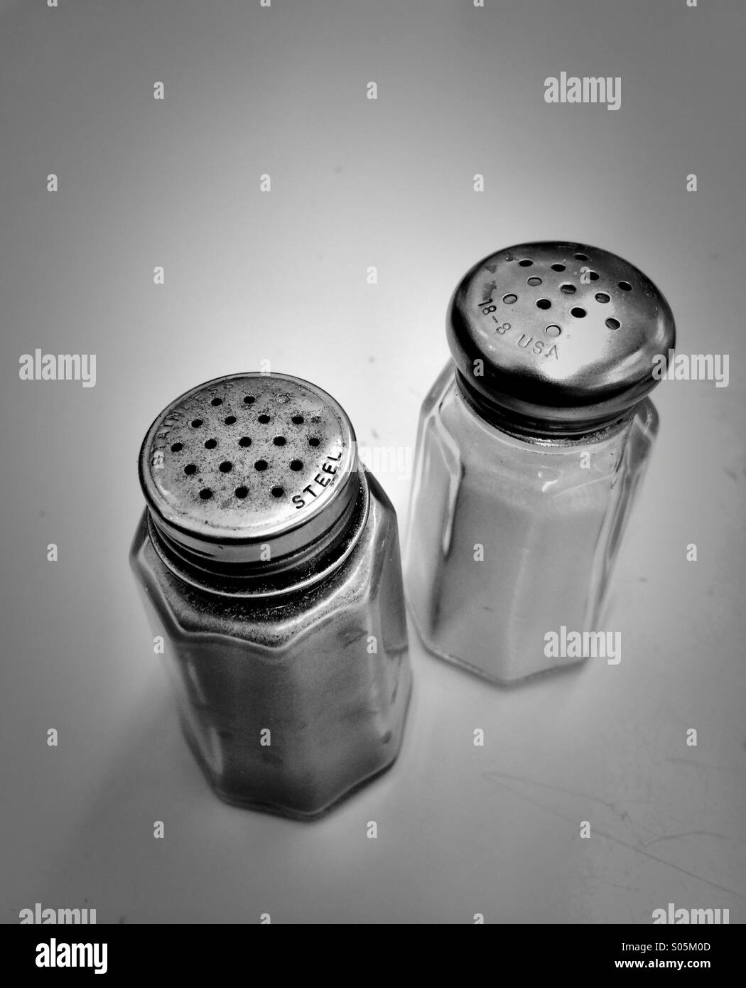 Schwarz-weiß-Pfeffer Shaker auf der Diner-Theke Stockfoto