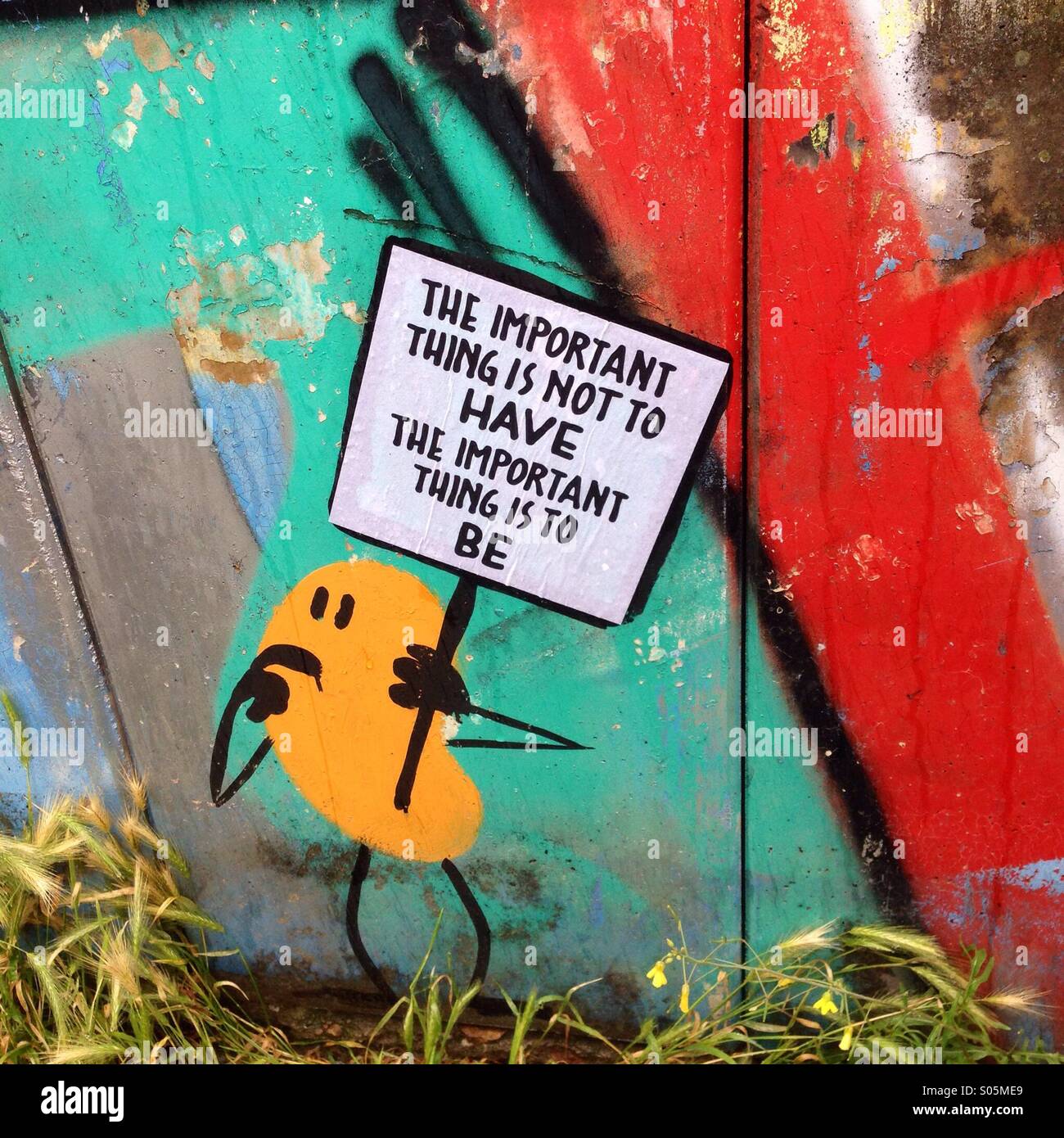 Philosophie Straßenkunst Bohne mit einer Nachricht über das sein Stockfoto