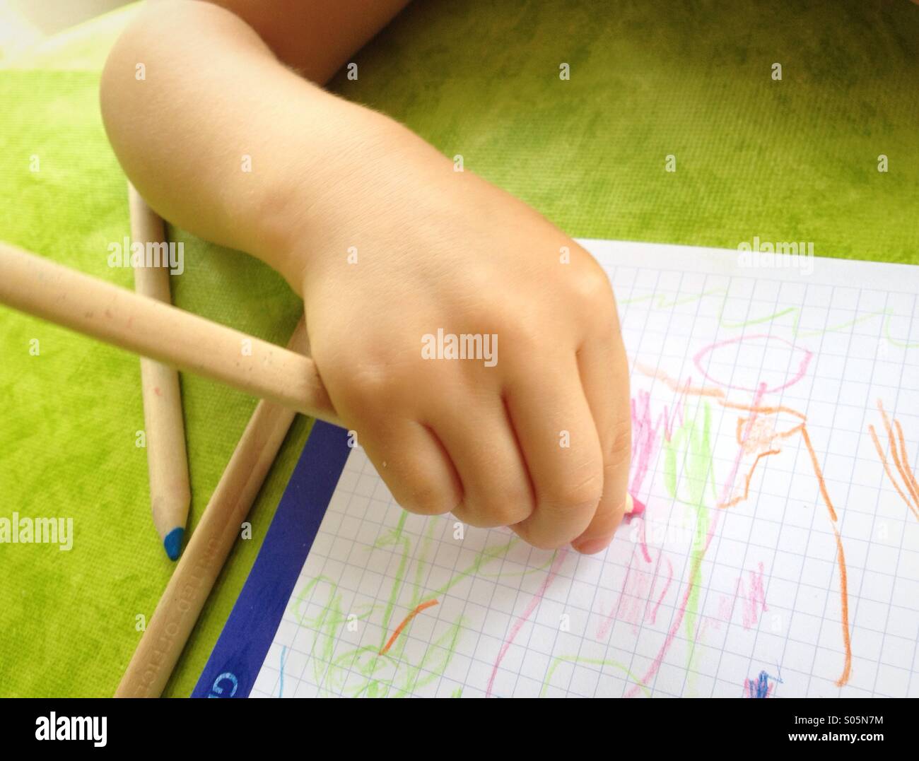 Kind malen -Fotos und -Bildmaterial in hoher Auflösung – Alamy