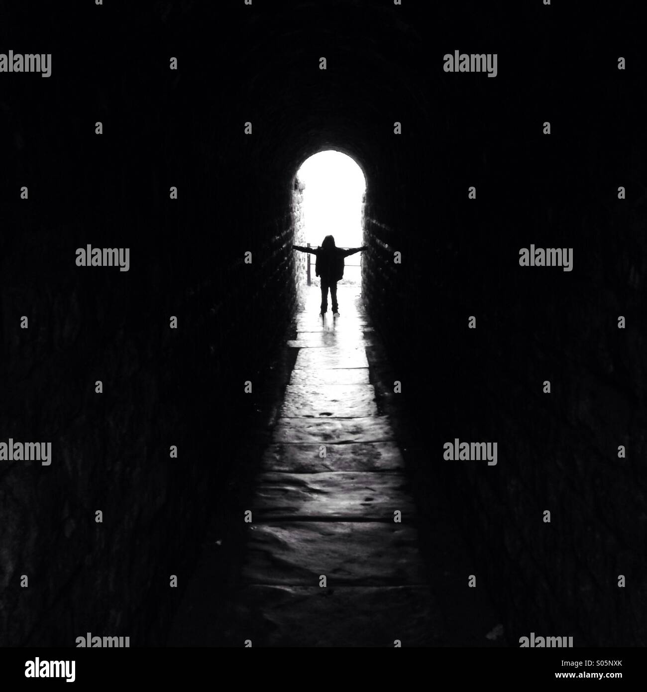 Schatten der junge im tunnel - Smartphone-aufgenommenes Stockfoto