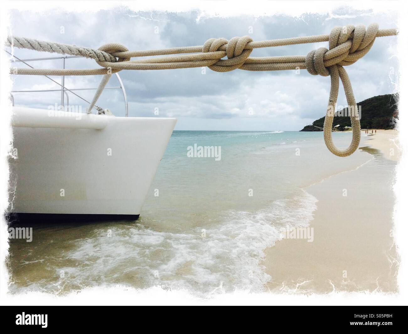 Ein Katamaran vertäut am Turner Strand, Antigua, Antigua und Barbuda, Leeward-Inseln, West Indies in der Karibik. Stockfoto