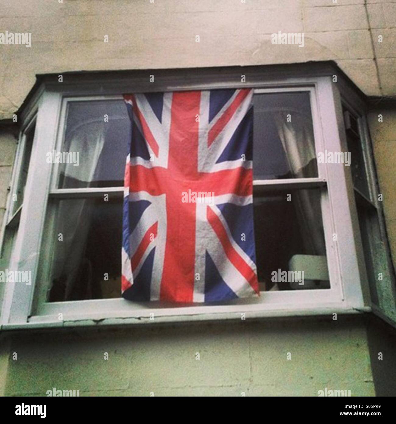 Union Jack-Flagge hängt in einem Fenster in Salisbury, Wiltshire Stockfoto