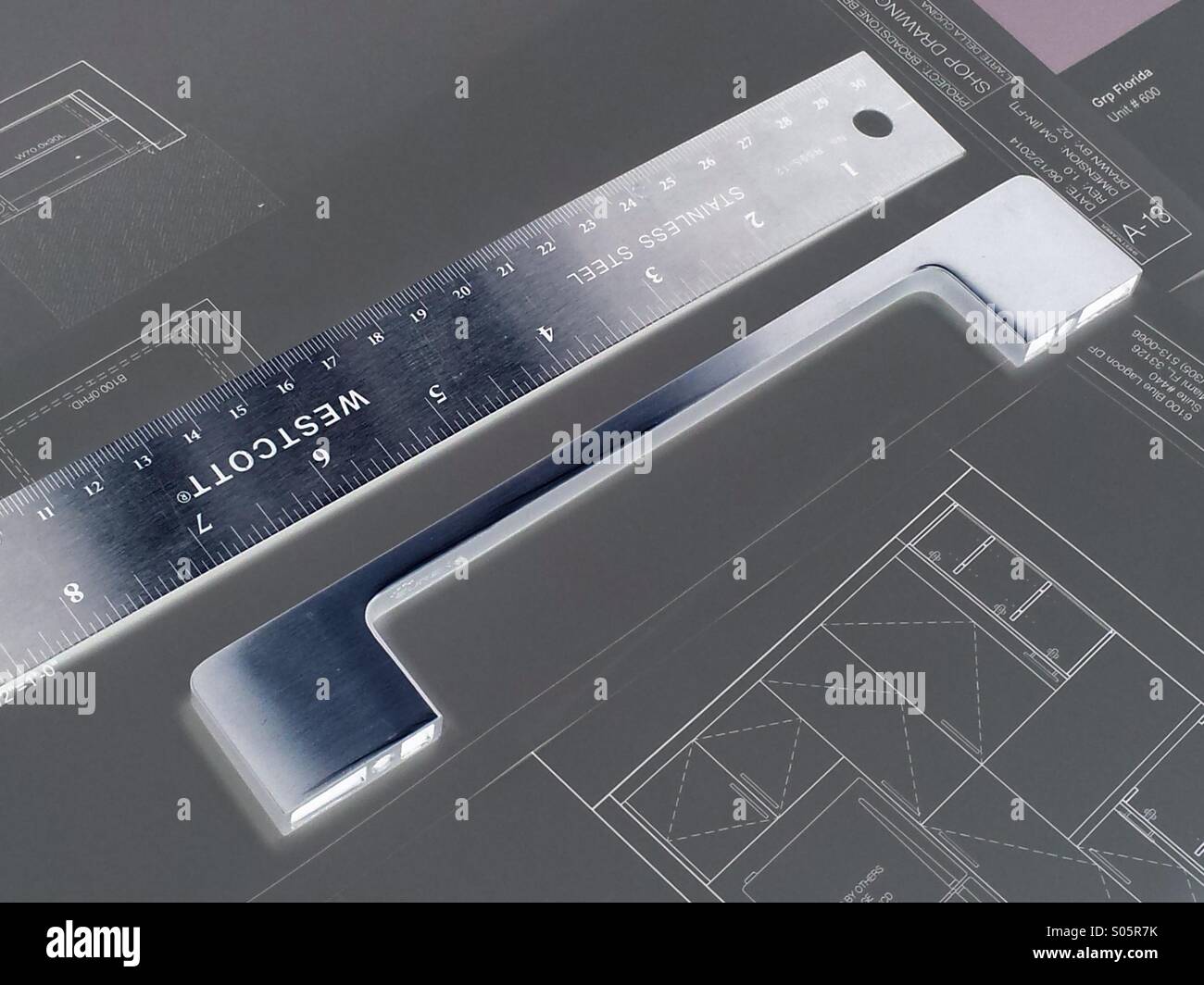 Ein Spiegelbild der Bau heute, Schreinerei Zeichnungen, Lineal und gebürstetem Edelstahl-Hardware. - Smartphone-aufgenommenes Stockfoto