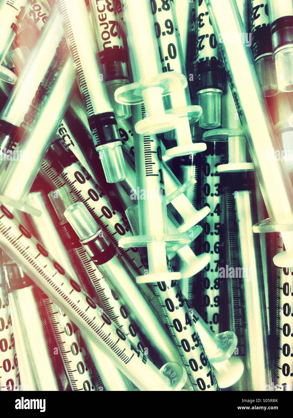 Spritzen für die Messung von pet Medizin verwendet. - Smartphone-aufgenommenes Stockfoto