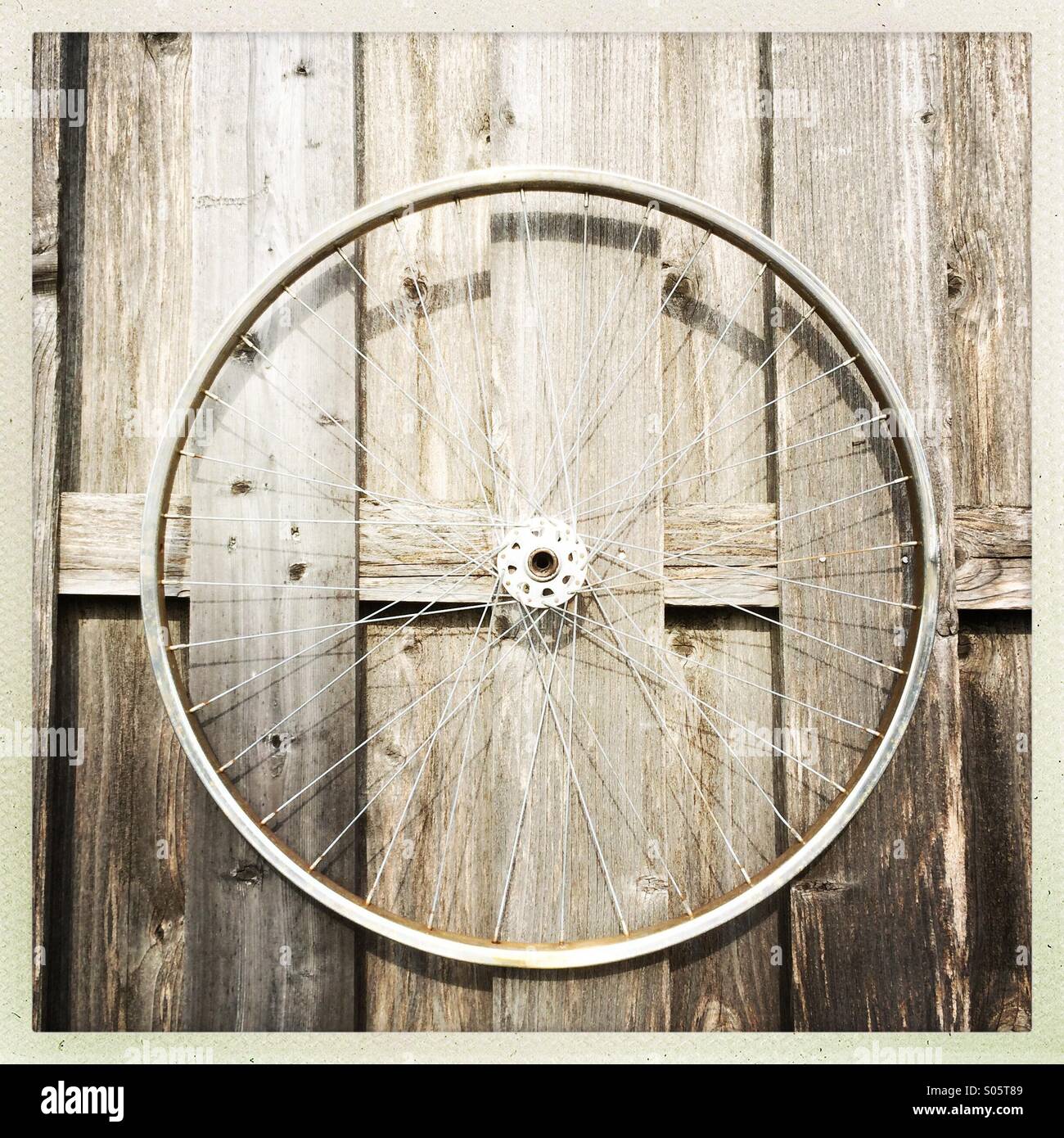Fahrrad-Rad auf einem Holzzaun Stockfoto