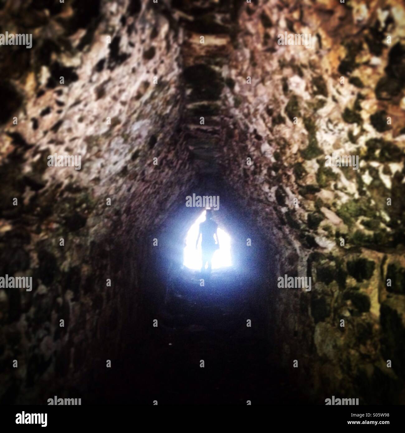 Eine Frau kommt in einen Tunnel in die Maya-Stadt Cobá, Quintana Roo, Halbinsel Yucatan, Mexiko Stockfoto