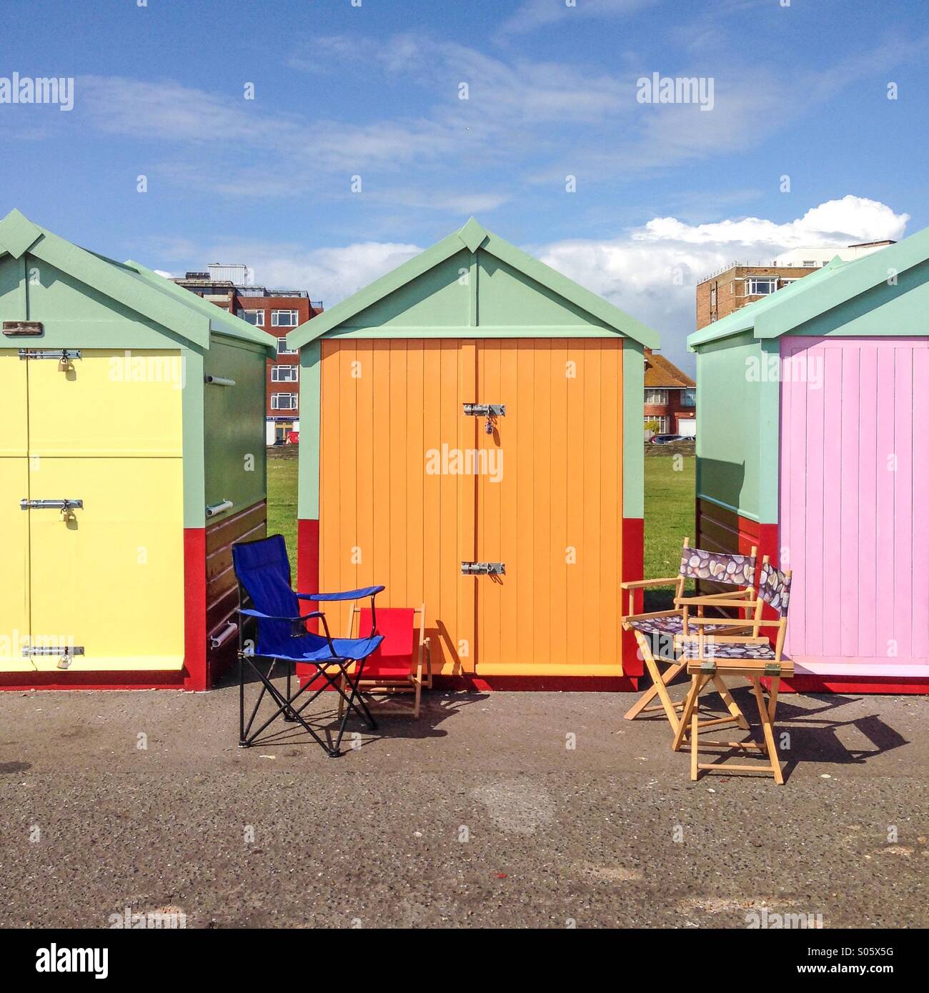 Stühle im Freien eine bunte Strandhütte Stockfoto