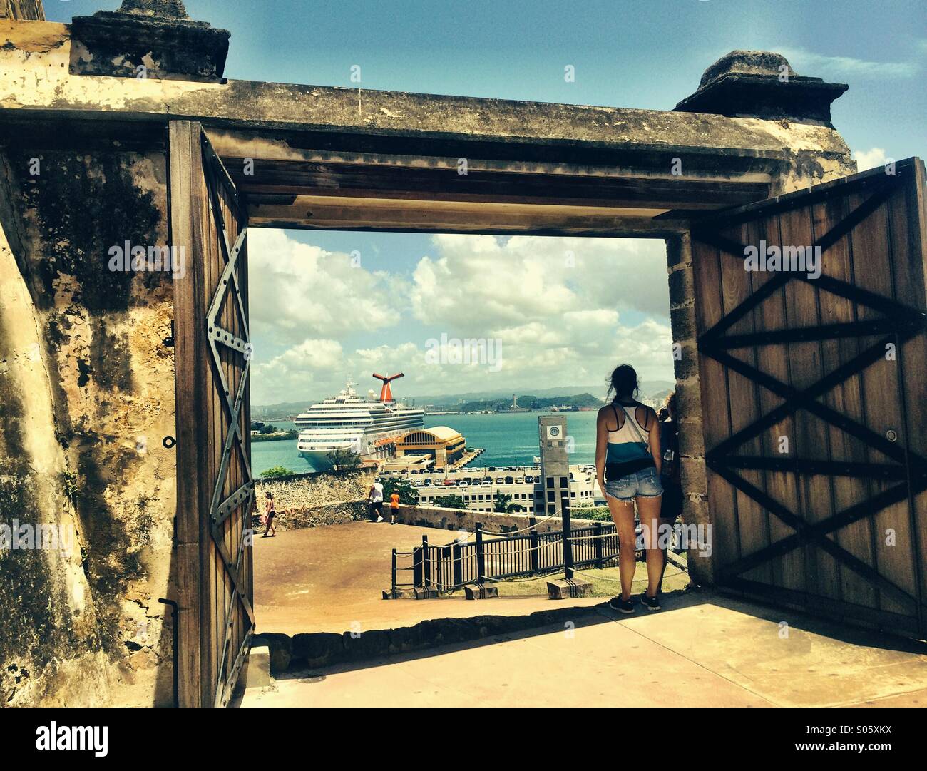 Blick hinunter auf den Hafen von San Juan, Puerto Rico von einem Tor am Castillo de San Cristobal, eine Festung von Spanien erbaut und im Jahre 1783 abgeschlossen. Stockfoto