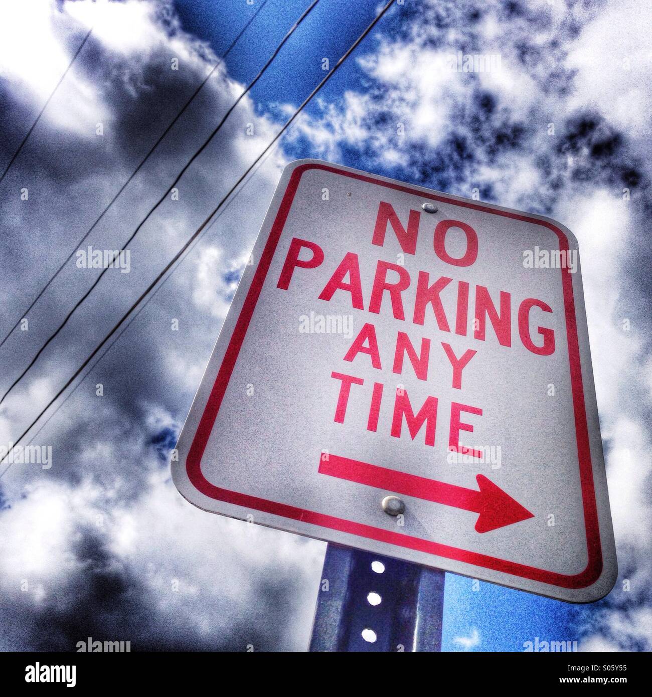 Keine Parkplätze jederzeit Schild mit bewölktem Himmel. Stockfoto