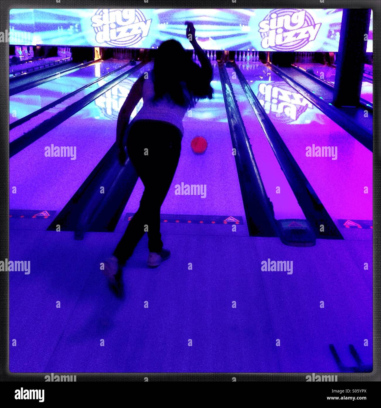 Junge Frau Ten Pin bowling, UK Stockfoto