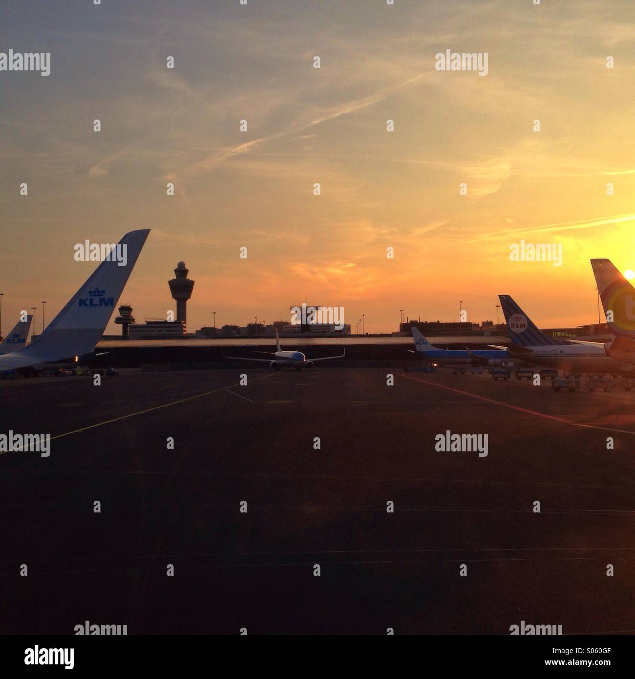 Flugzeuge in Schiphol Flughafen, Amsterdam, Holland - Smartphone-aufgenommenes Stockfoto