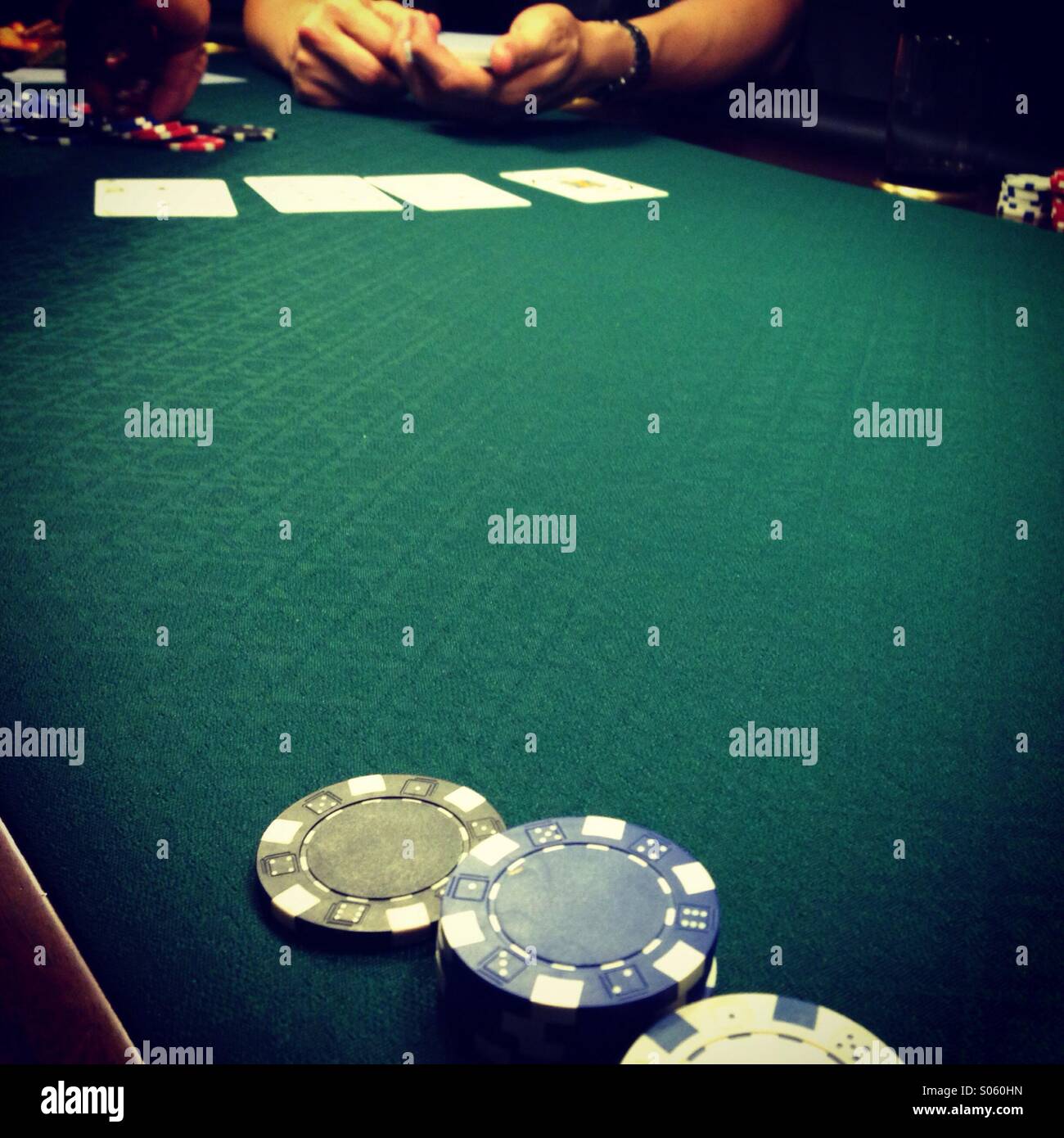 Poker spielen - Smartphone-aufgenommenes Stockfoto