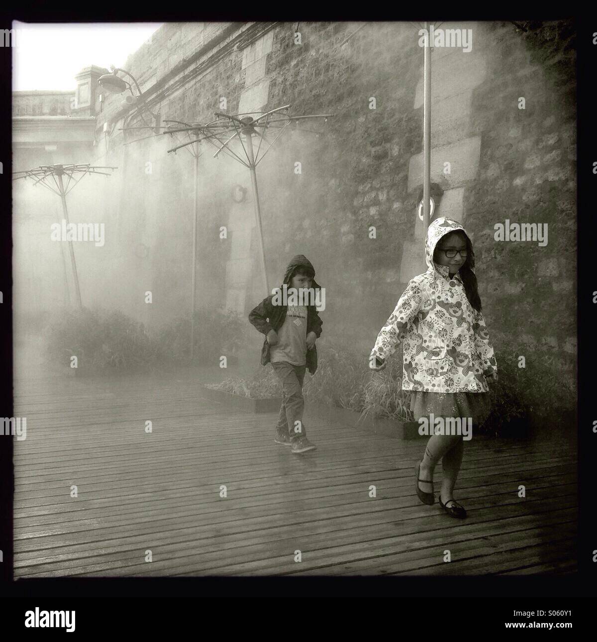 Kinder spielen mit Dusche in Paris plage Stockfoto