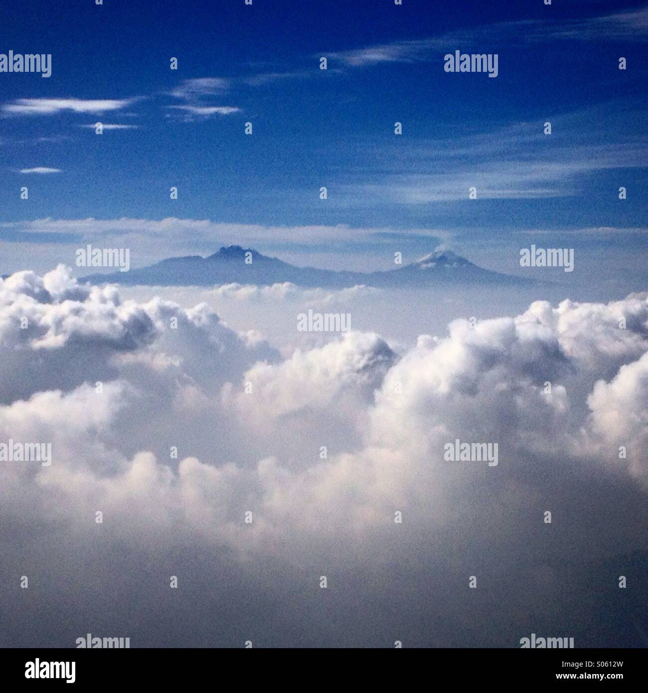 Die Vulkane Popocatépetl und Iztaccíhuatl, gesehen vom Himmel, Mexiko Stockfoto