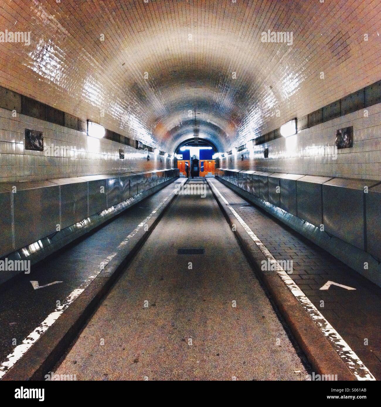 Alter Elbtunnel oder St. Pauli Elbtunnel (Deutsch: Alter Elbtunnel), Fußgänger und Fahrzeug-Tunnel eröffnet 1911 unter der Elbe, Hamburg, Deutschland Stockfoto