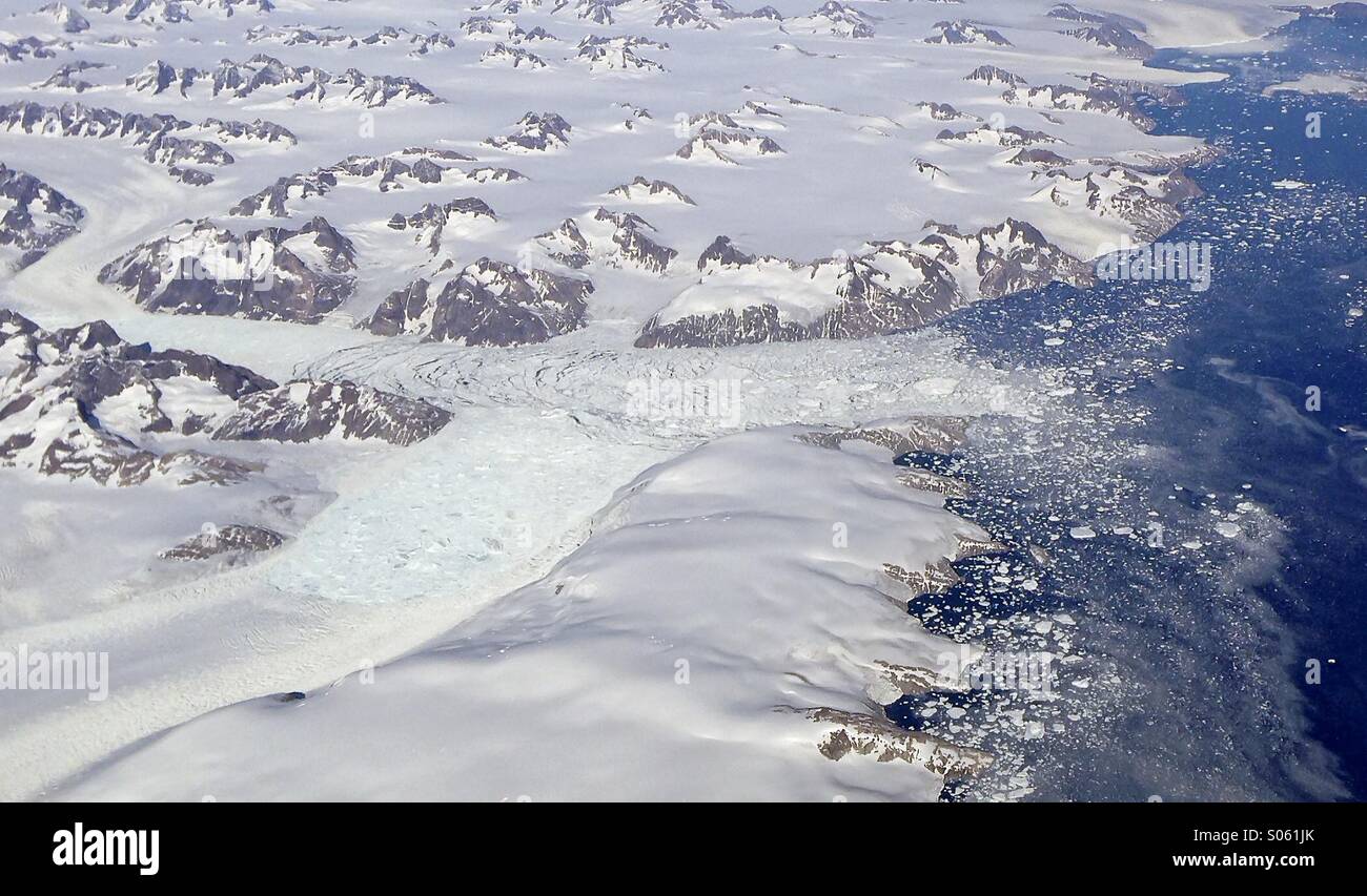 Gletscher fließen ins Meer an der Ostküste von Südgrönland. Foto an Bord eines Fluges aus dem Vereinigten Königreich nach Kanada im September 2013. Stockfoto
