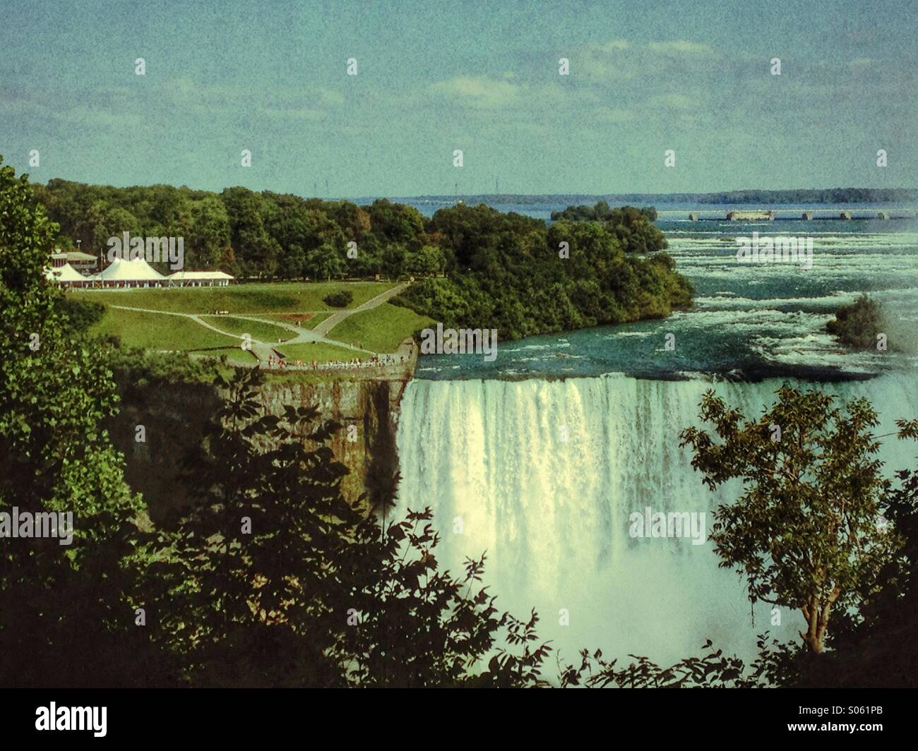 Blick auf die Niagarafälle auf der amerikanischen Seite mit Vintage-Retro-Look. Von den Niagarafällen aus gesehen, Kanada. - Smartphone-aufgenommenes Stockfoto