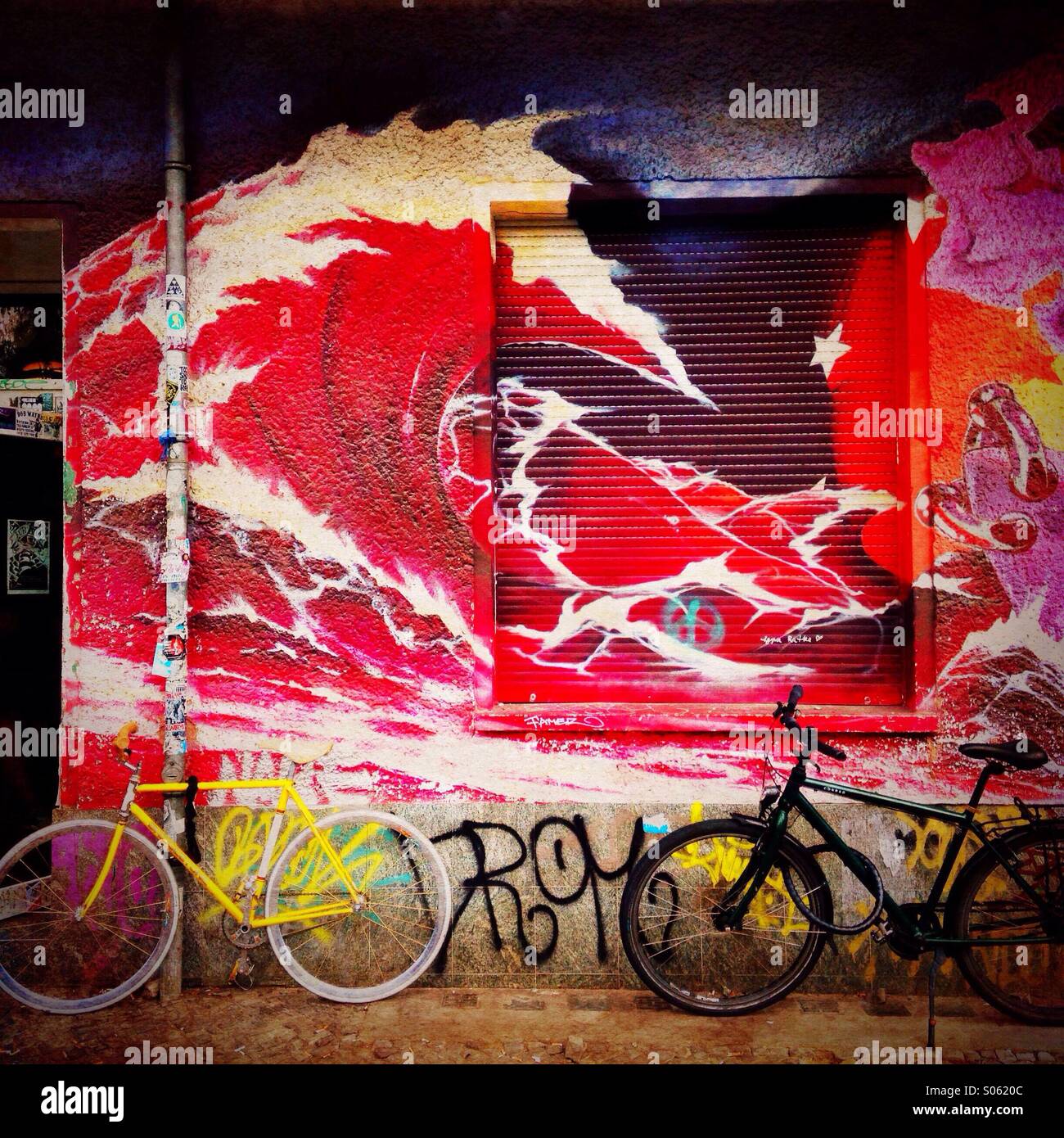 Graffiti-Kunst an der Wand des Gebäudes in Friedrichshain in Berlin Deutschland - Smartphone-aufgenommenes Stockfoto