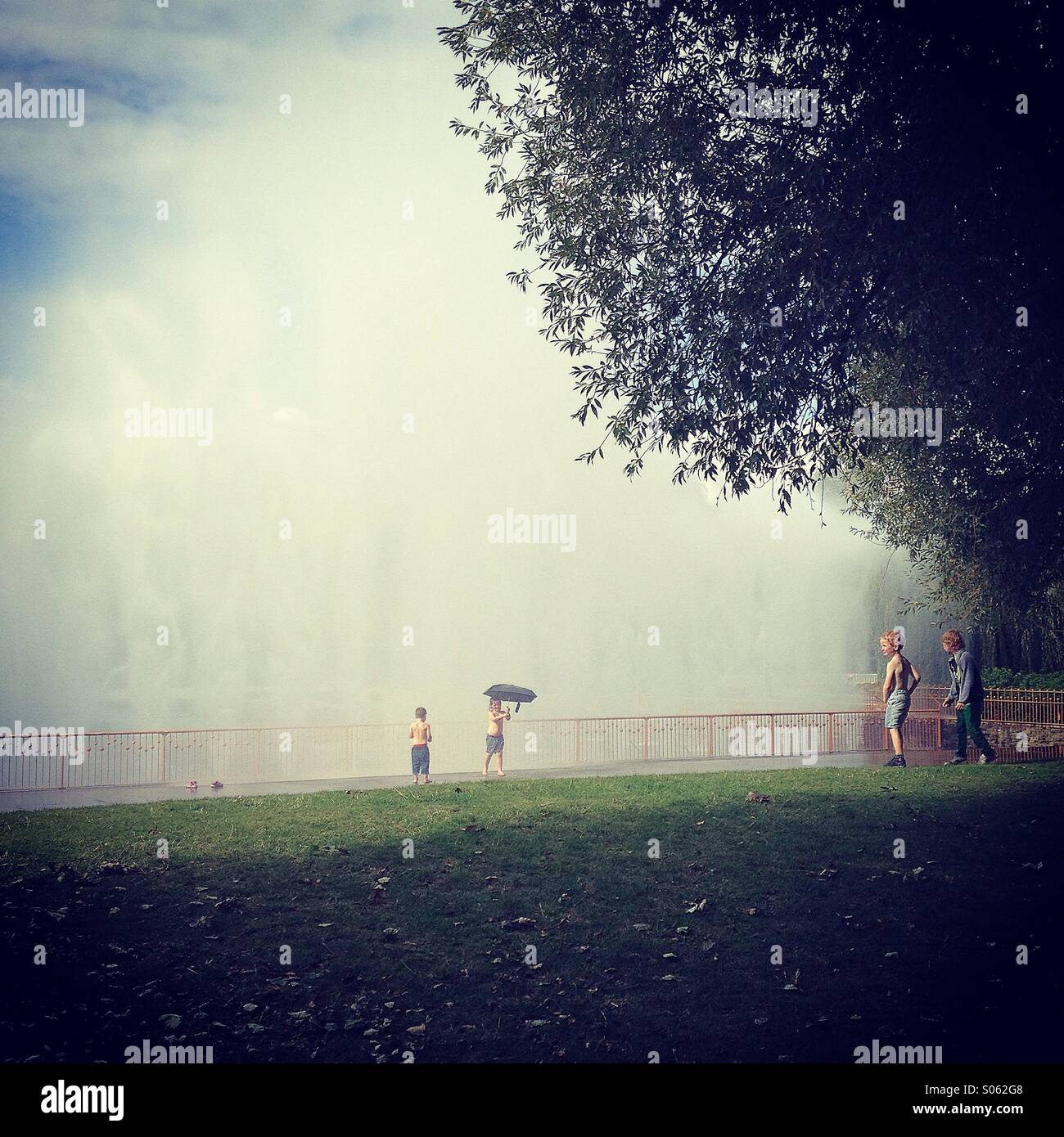 Kinder spielen im Park Wasser Brunnen spray Stockfoto