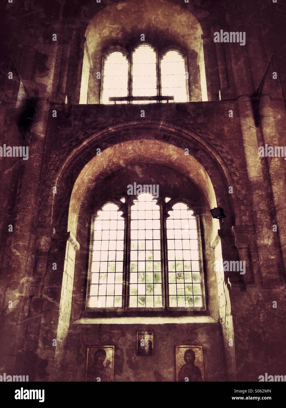 Kirchenfenster innen und Bleiglas, Norfolk, England, UK - Smartphone-aufgenommenes Stockfoto