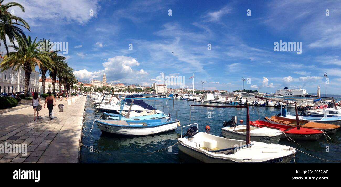 Boote vertäut an der Promenade in Split Kroatien - Smartphone-aufgenommenes Stockfoto