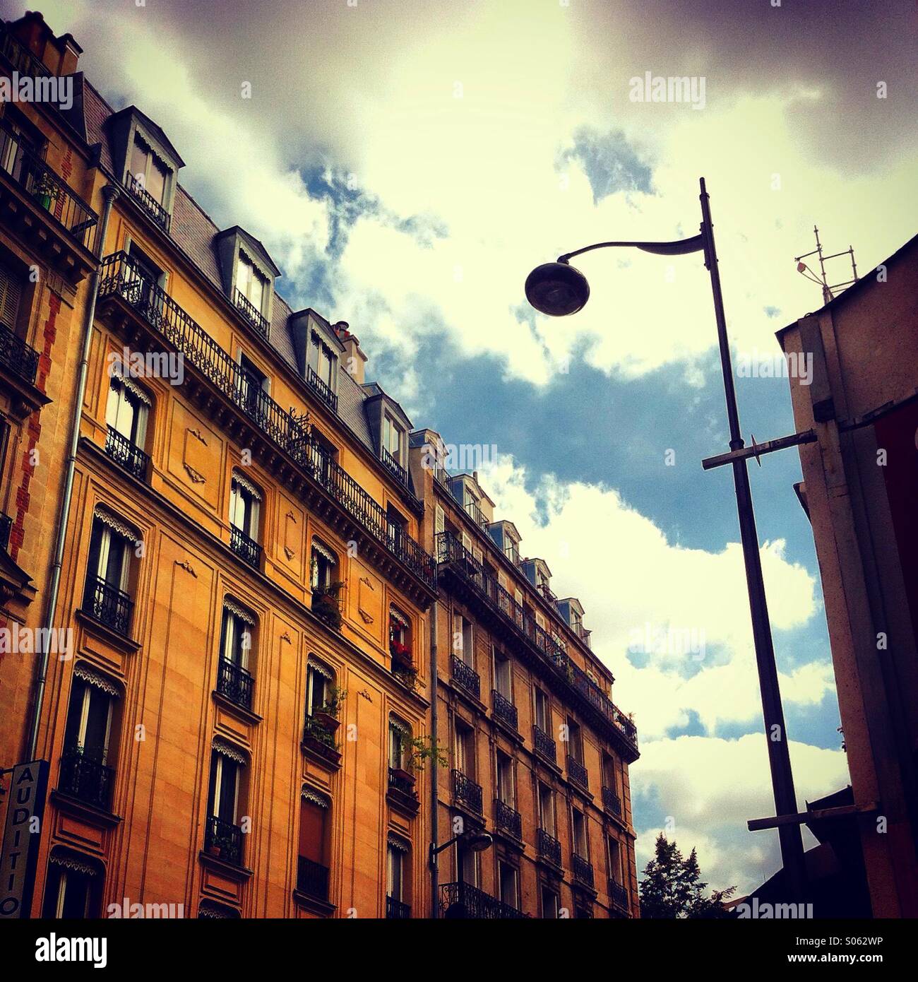 Es ist ein Bild von einem Haussmann-Stil Gebäude in die Straße dann Paris Montparnasse Bereich Stockfoto