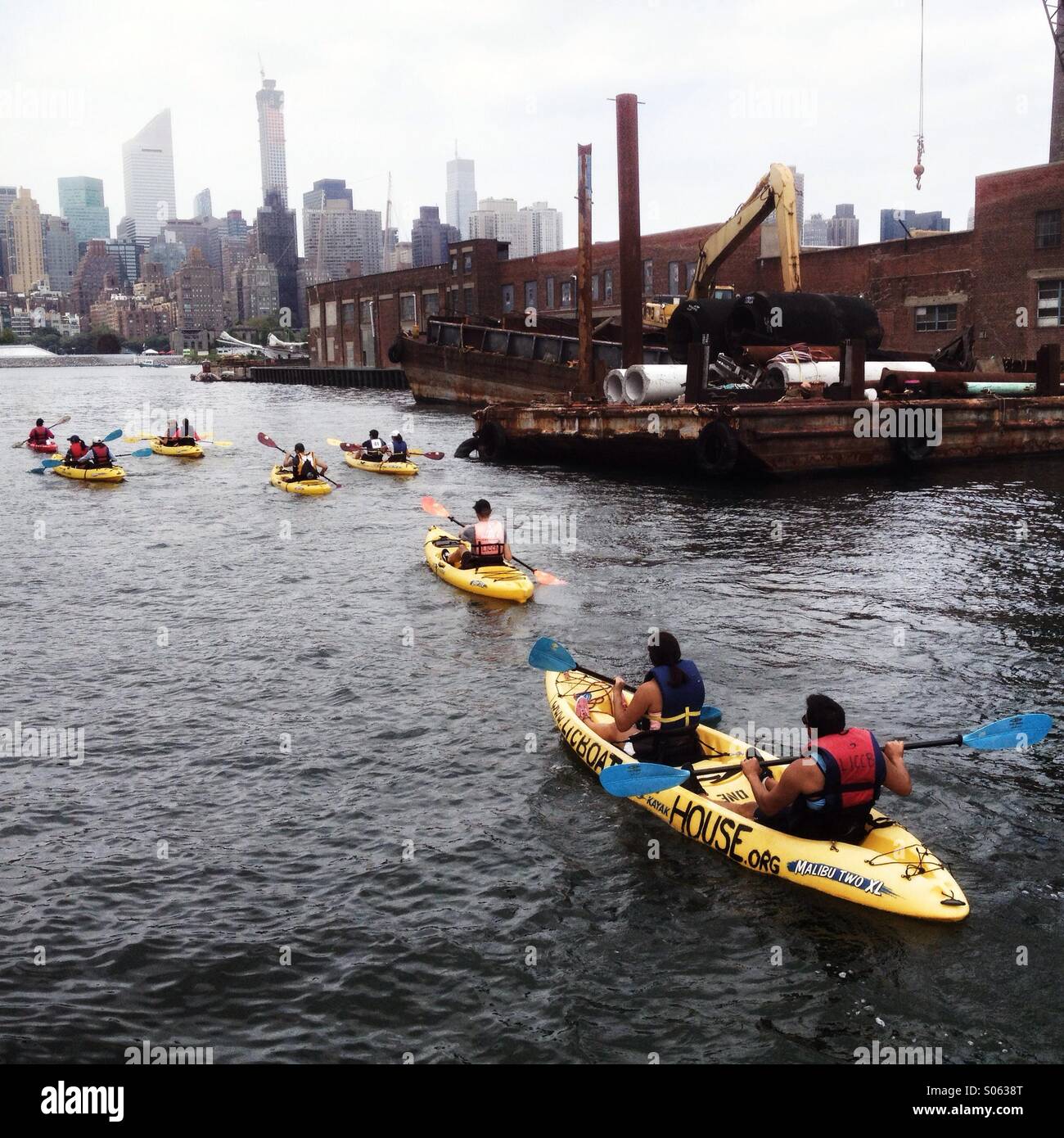 Long Island City Kayak Club organisieren Ausflüge am East River für Anfänger jedes Wochenende von LIC in Williamsburg Stockfoto