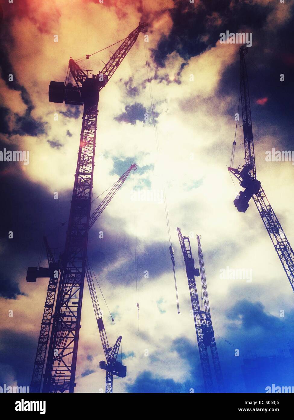 Krane über Victoria 2 - Smartphone-aufgenommenes Stockfoto