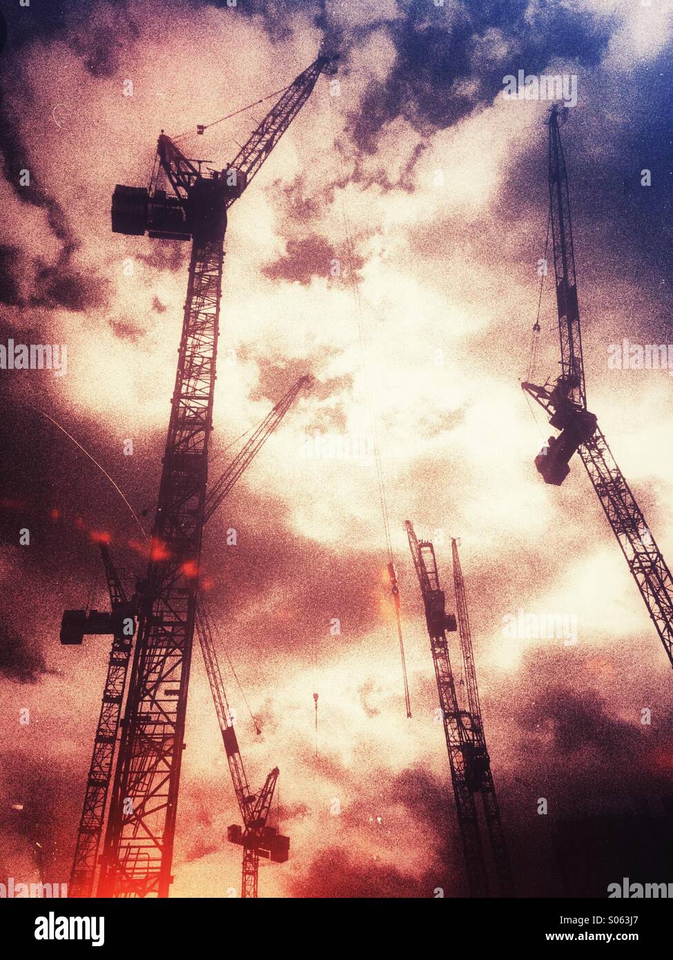 Krane über Victoria 3 - Smartphone-aufgenommenes Stockfoto