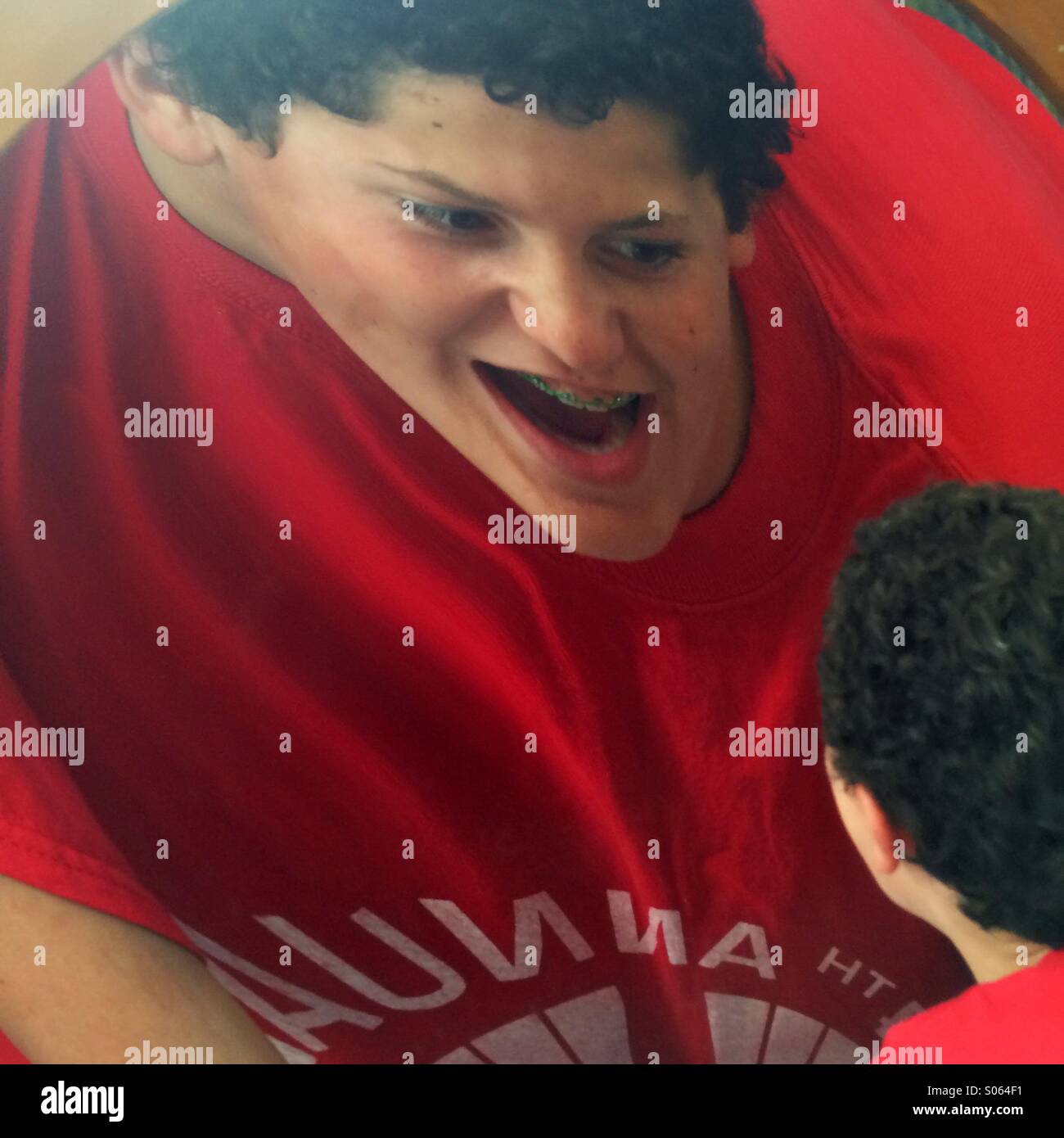 Junge, im Alter von 12, Funhouse Spiegel, Seattle Center, Seattle Stockfoto